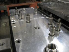 プレス金型内回転装置